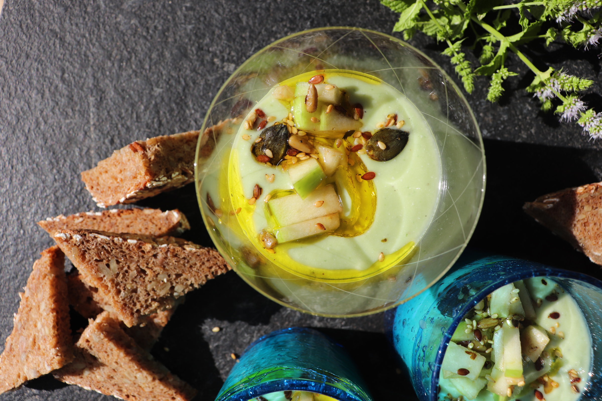 Avocado-Gurken Gazpacho mit grünem Apfel