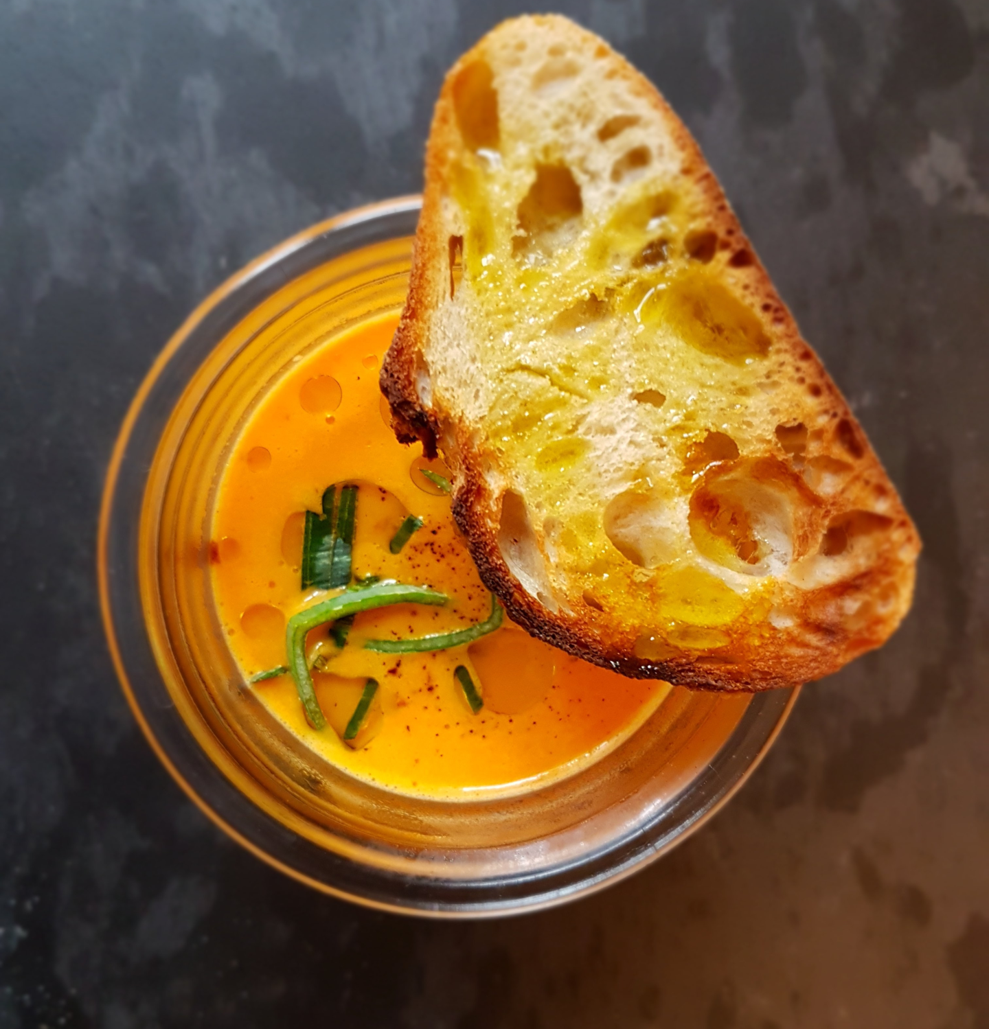 Paprika-Knoblauch Süppchen mit Manchego